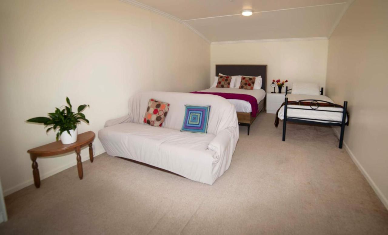 Owaka Surat Bay Lodge By The Sea/Backpackers Hostel מראה חיצוני תמונה
