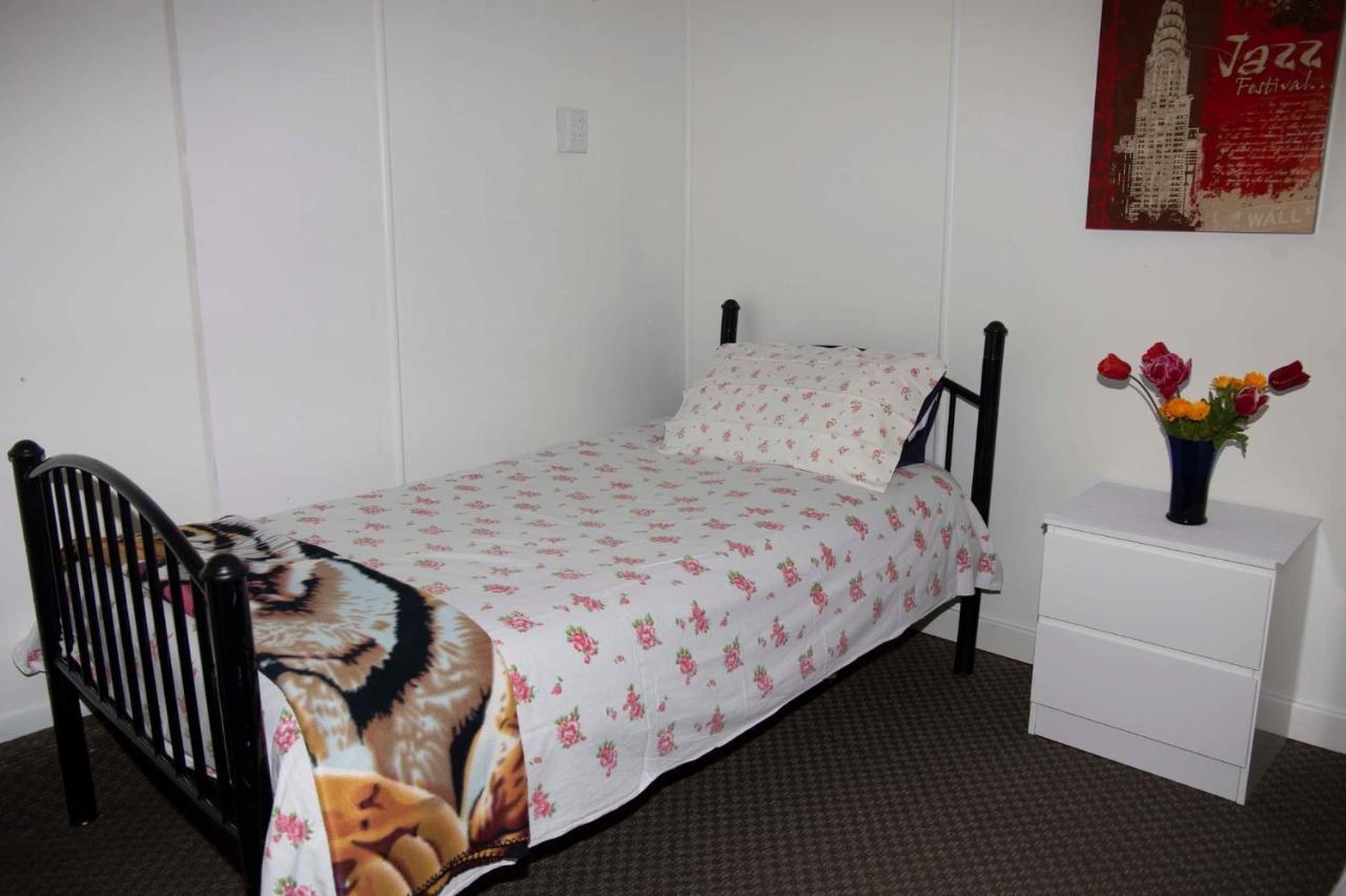 Owaka Surat Bay Lodge By The Sea/Backpackers Hostel מראה חיצוני תמונה