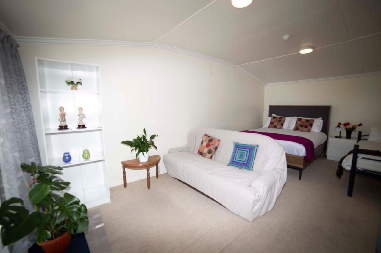 Owaka Surat Bay Lodge By The Sea/Backpackers Hostel מראה חיצוני תמונה