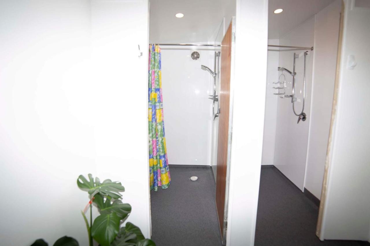 Owaka Surat Bay Lodge By The Sea/Backpackers Hostel מראה חיצוני תמונה