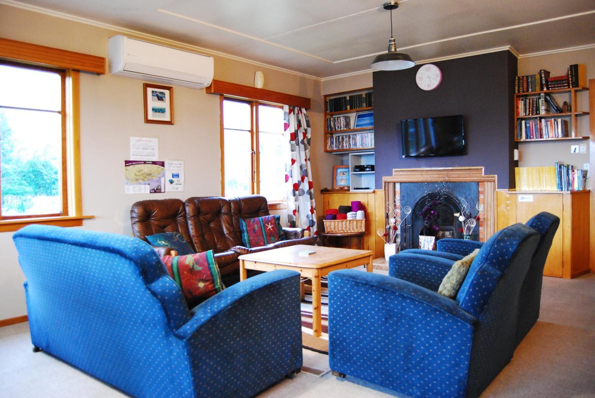 Owaka Surat Bay Lodge By The Sea/Backpackers Hostel מראה חיצוני תמונה