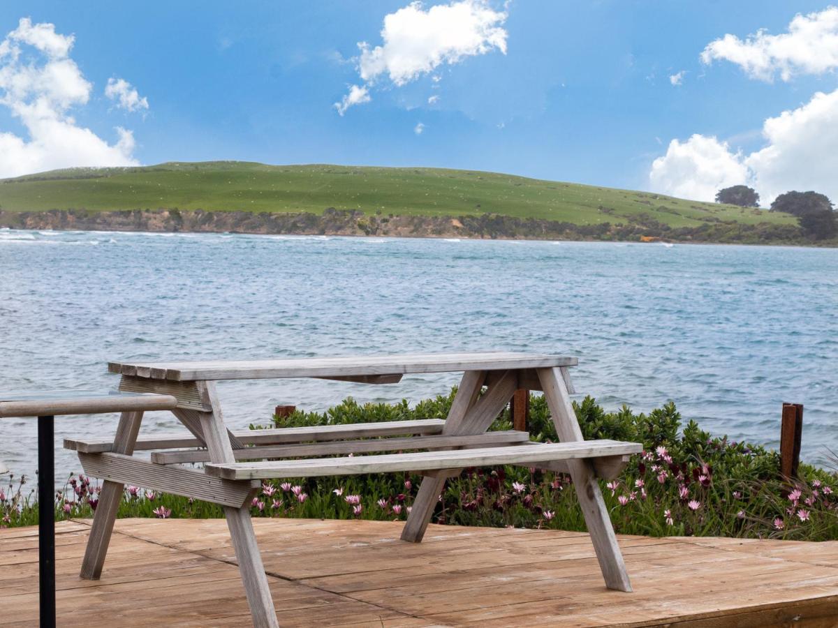 Owaka Surat Bay Lodge By The Sea/Backpackers Hostel מראה חיצוני תמונה